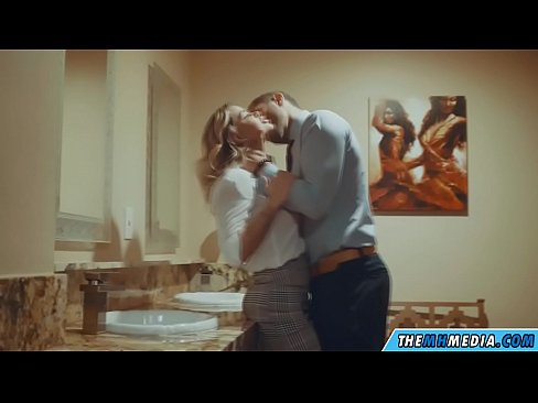 ❤️ когда грудастая блондинка соблазняет тебя в общественном туалете ️ Секс видео на нашем сайте ❌